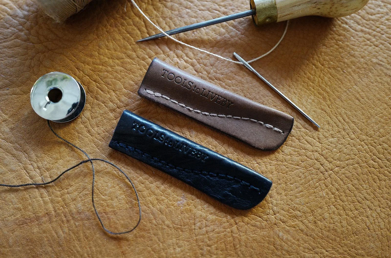 Skórzana zatyczka na ołówek Tools to Liveby | Czarna i brązowa - Image 4