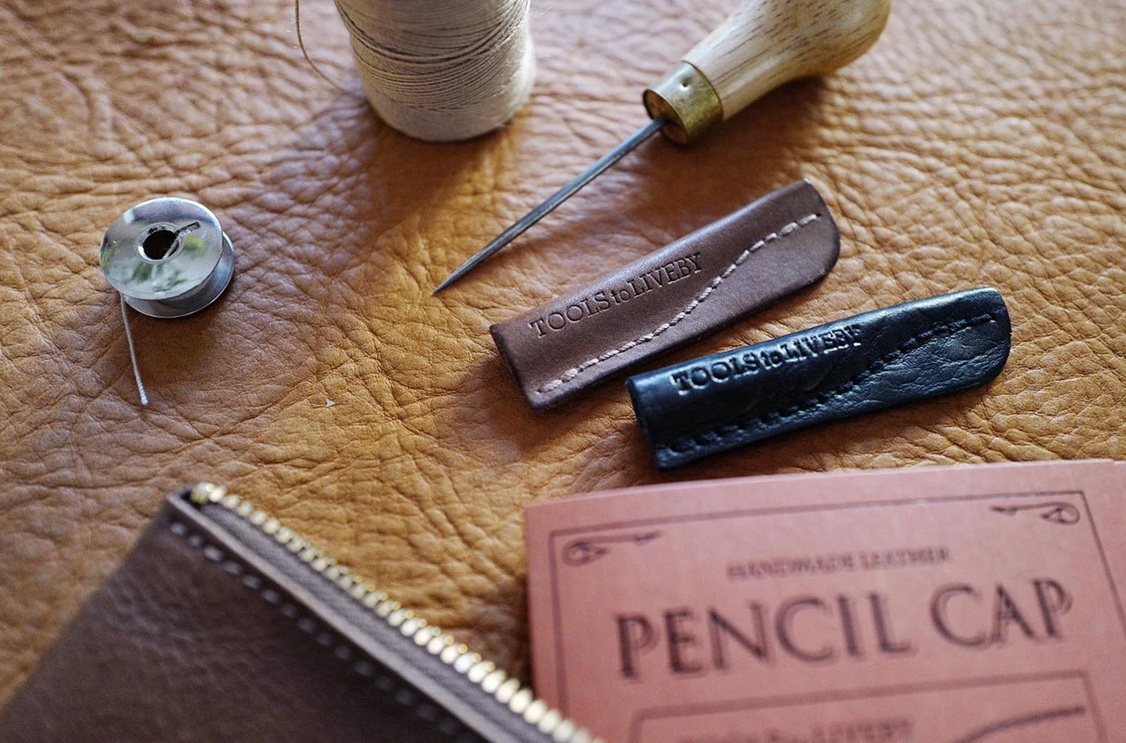 Skórzana zatyczka na ołówek Tools to Liveby | Czarna i brązowa - Image 5