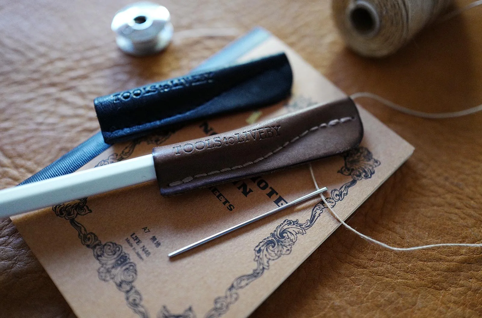 Skórzana zatyczka na ołówek Tools to Liveby | Czarna i brązowa - Image 6