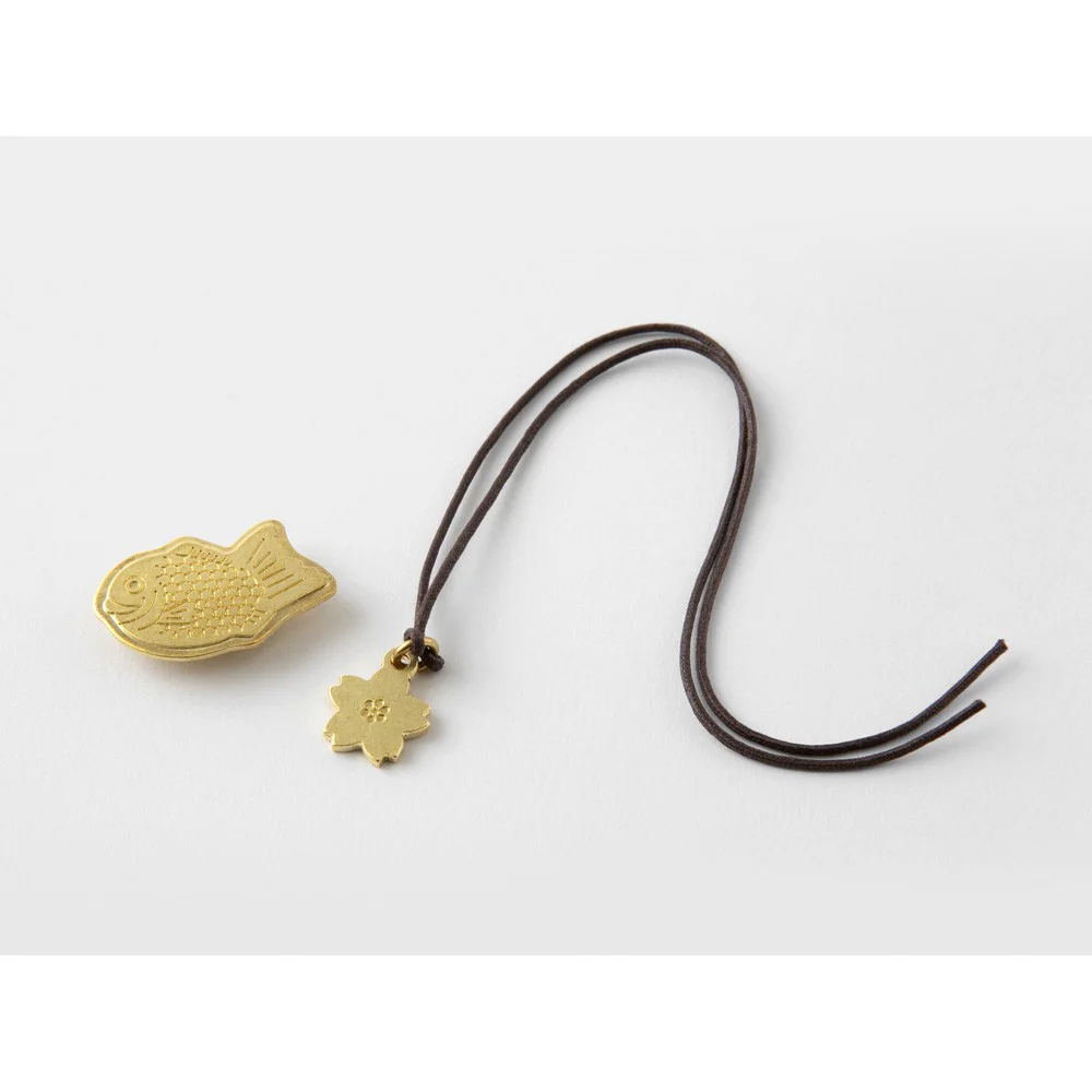 Zestaw zawieszek Traveler's Notebook Brass Charm Edycja Limitowana | Tokyo 2024 - Image 3