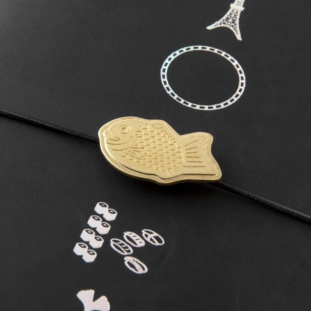 Zestaw zawieszek Traveler's Notebook Brass Charm Edycja Limitowana | Tokyo 2024 - Image 5