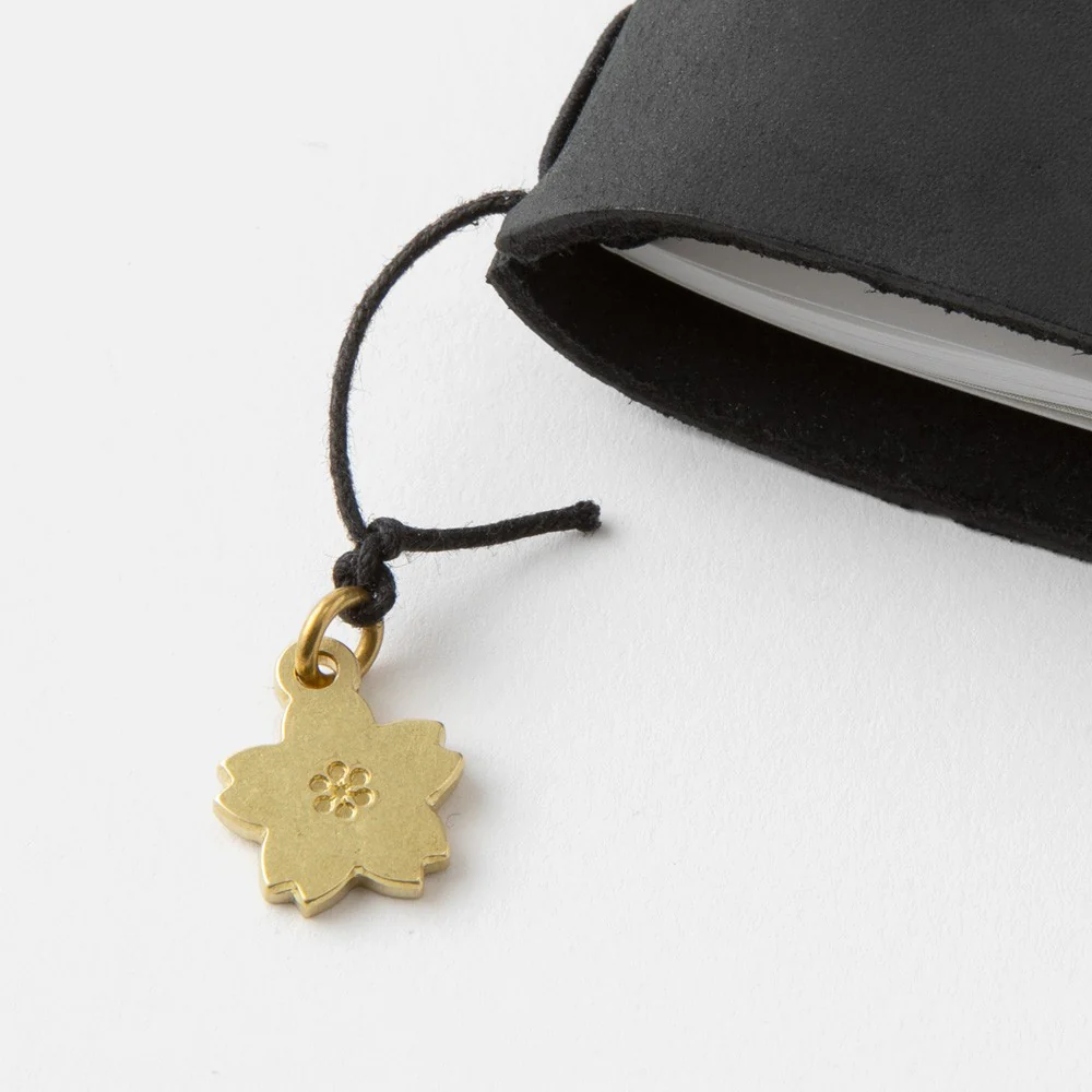 Zestaw zawieszek Traveler's Notebook Brass Charm Edycja Limitowana | Tokyo 2024 - Image 6